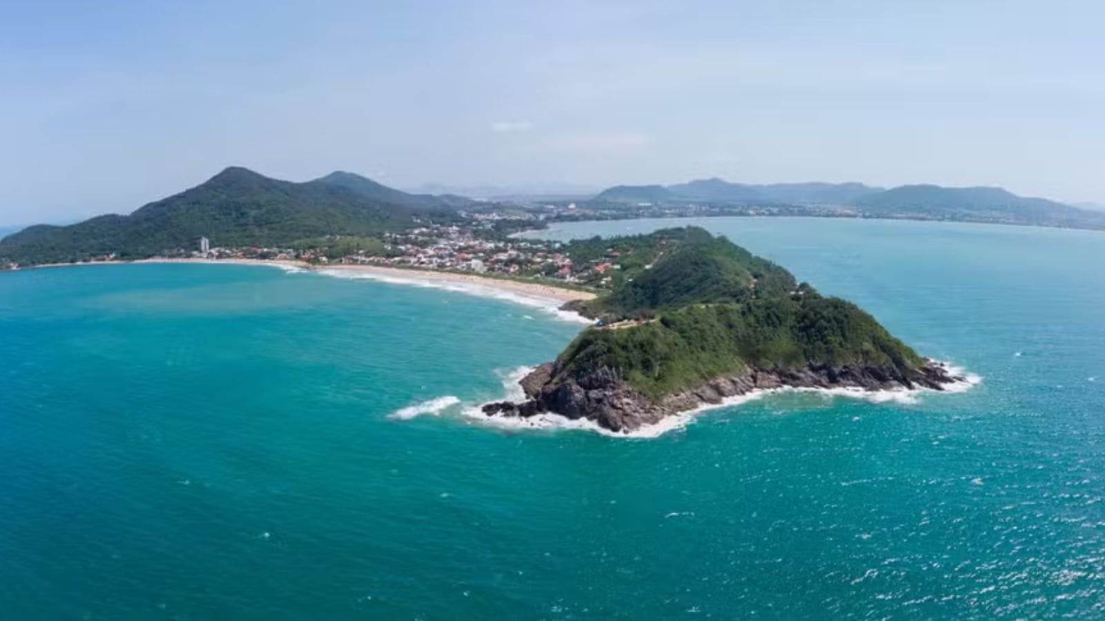 Vista aérea de Penha SC com praias e morros